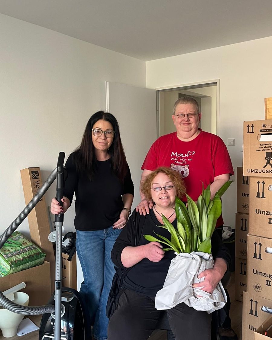 Team der Haushaltshilfe Bielefeld bei der Arbeit in einer Wohnung